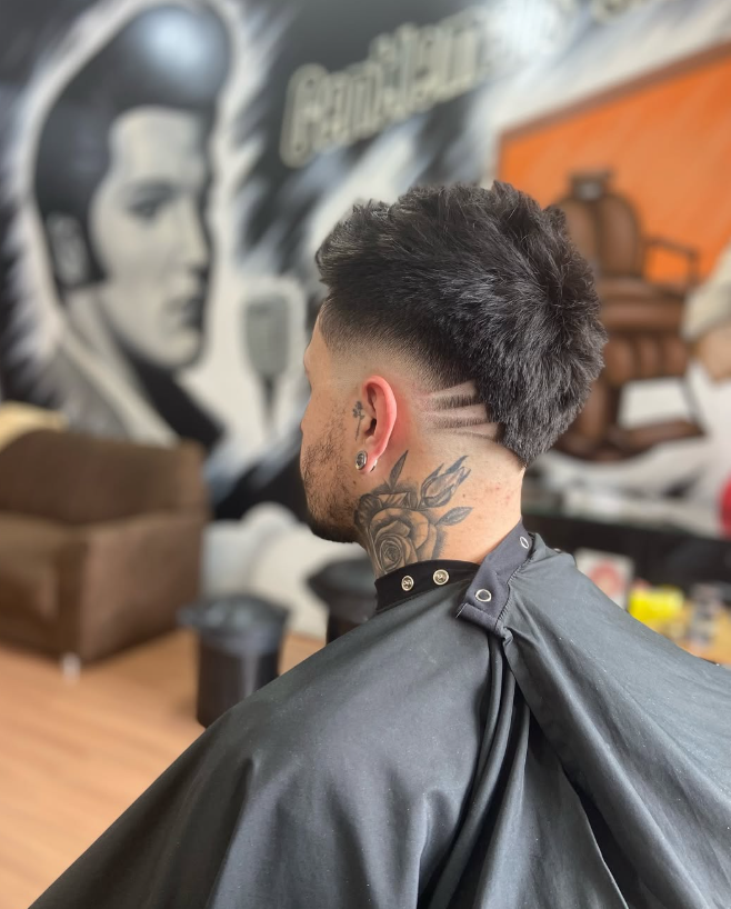 Corte com degradê e desenho na lateral