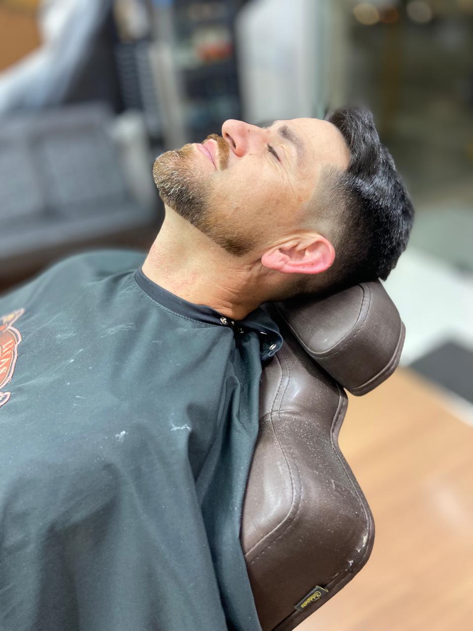 Barba aparada com degradê nas laterais