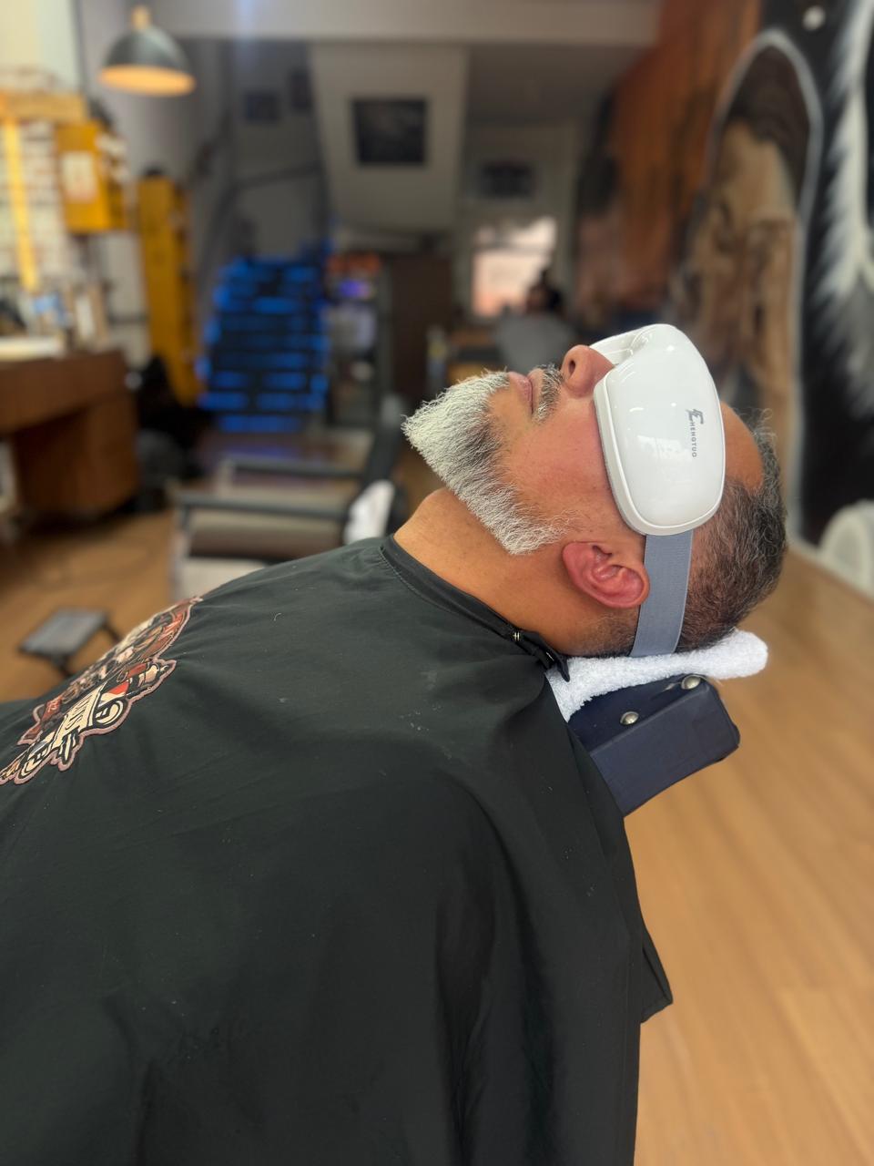 Barba grisalha com acabamento na cadeira