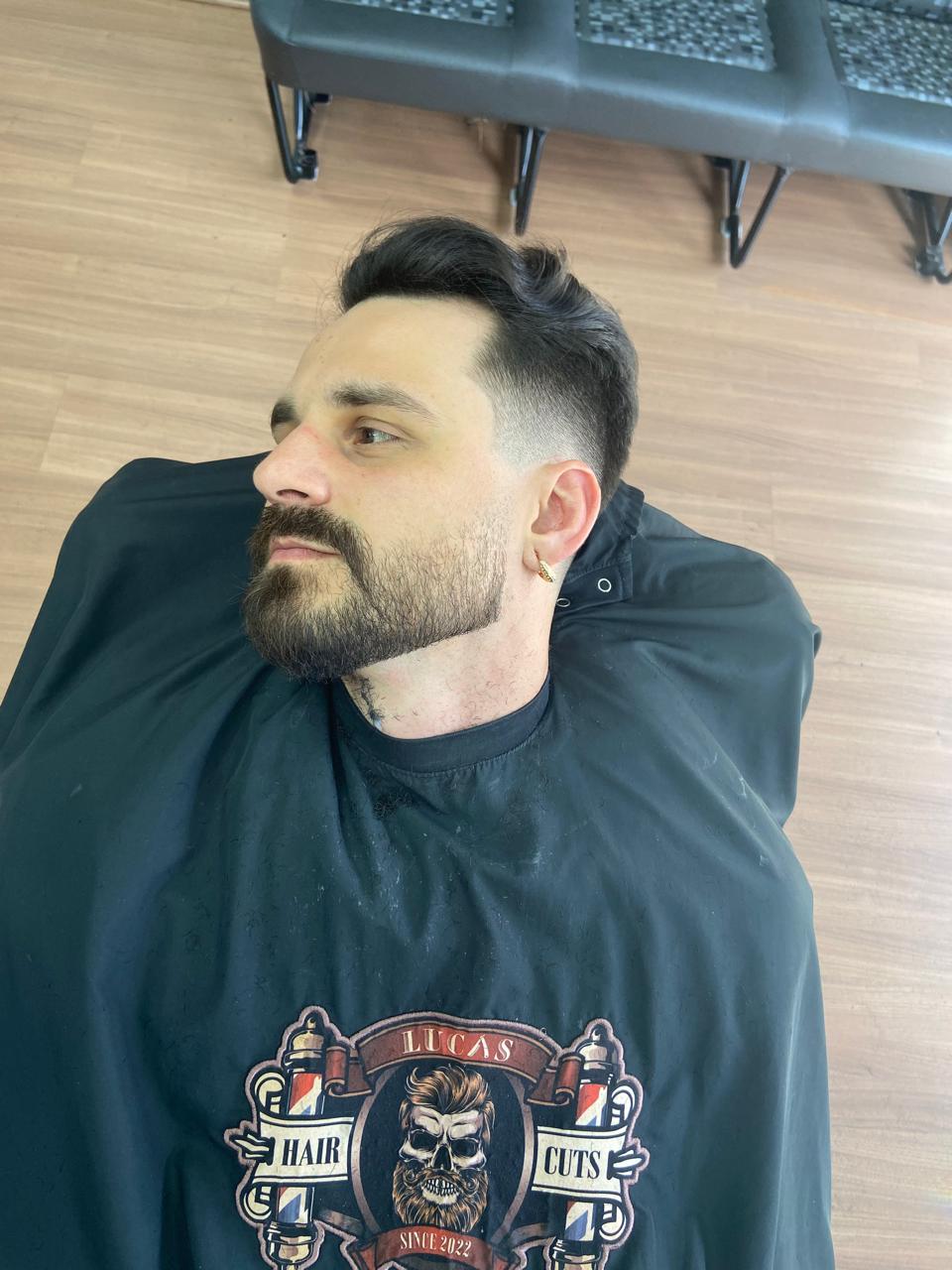 Barba cheia com laterais em degradê