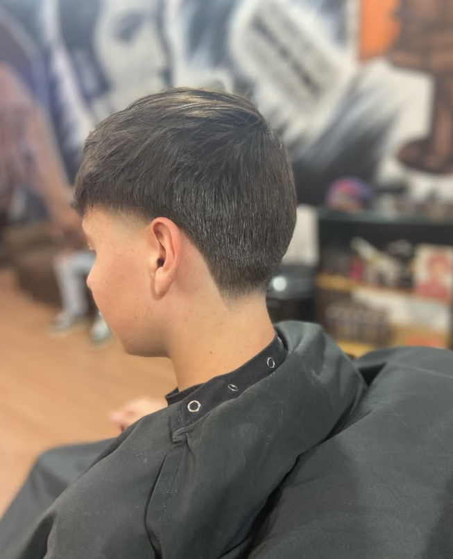 Corte com franja e degradê baixo